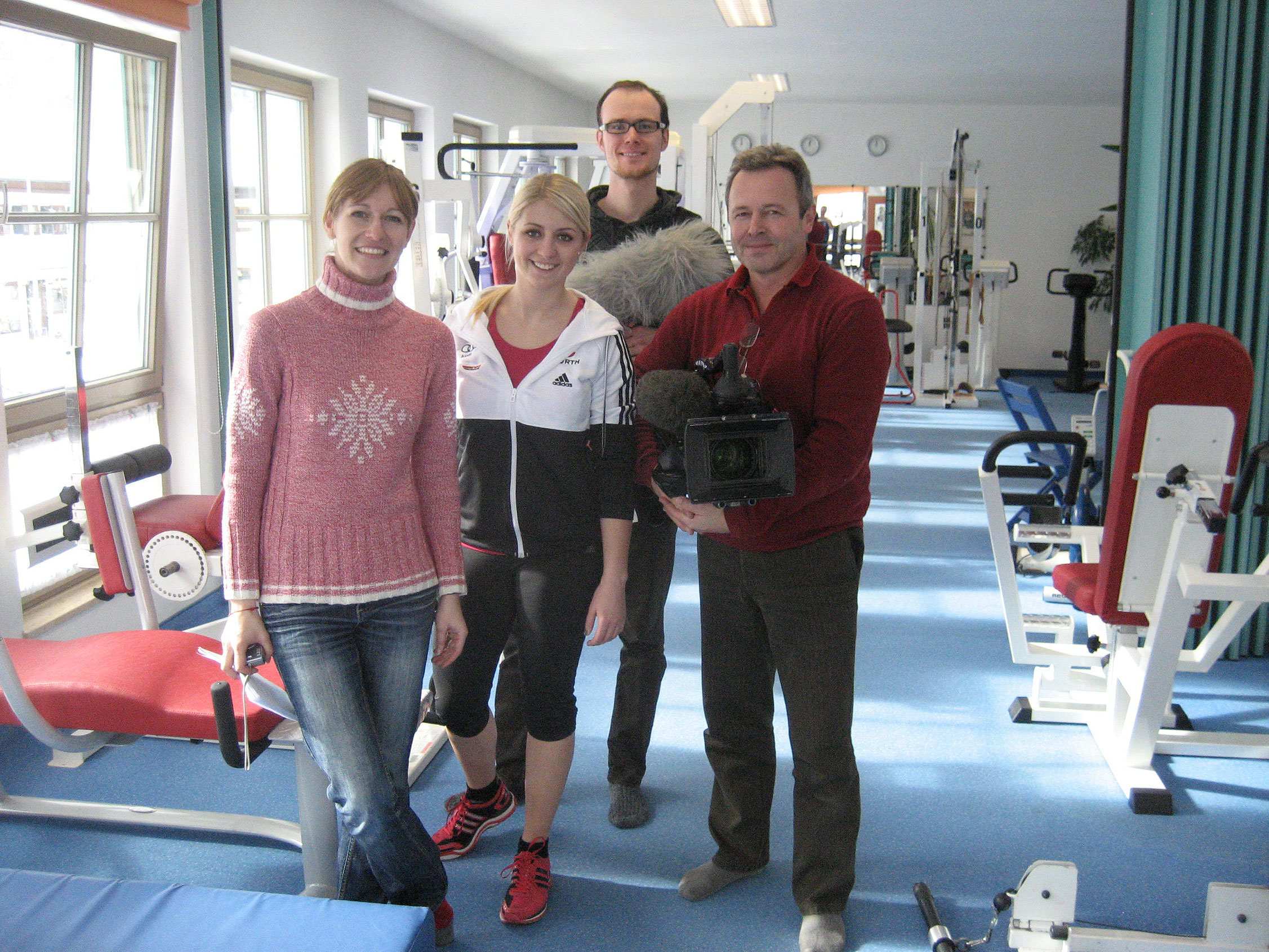 Skicross,-Christina-Manhard-mit-dem-Filmteam-des-Bayrischen-Fernsehen-in-der-Praxis